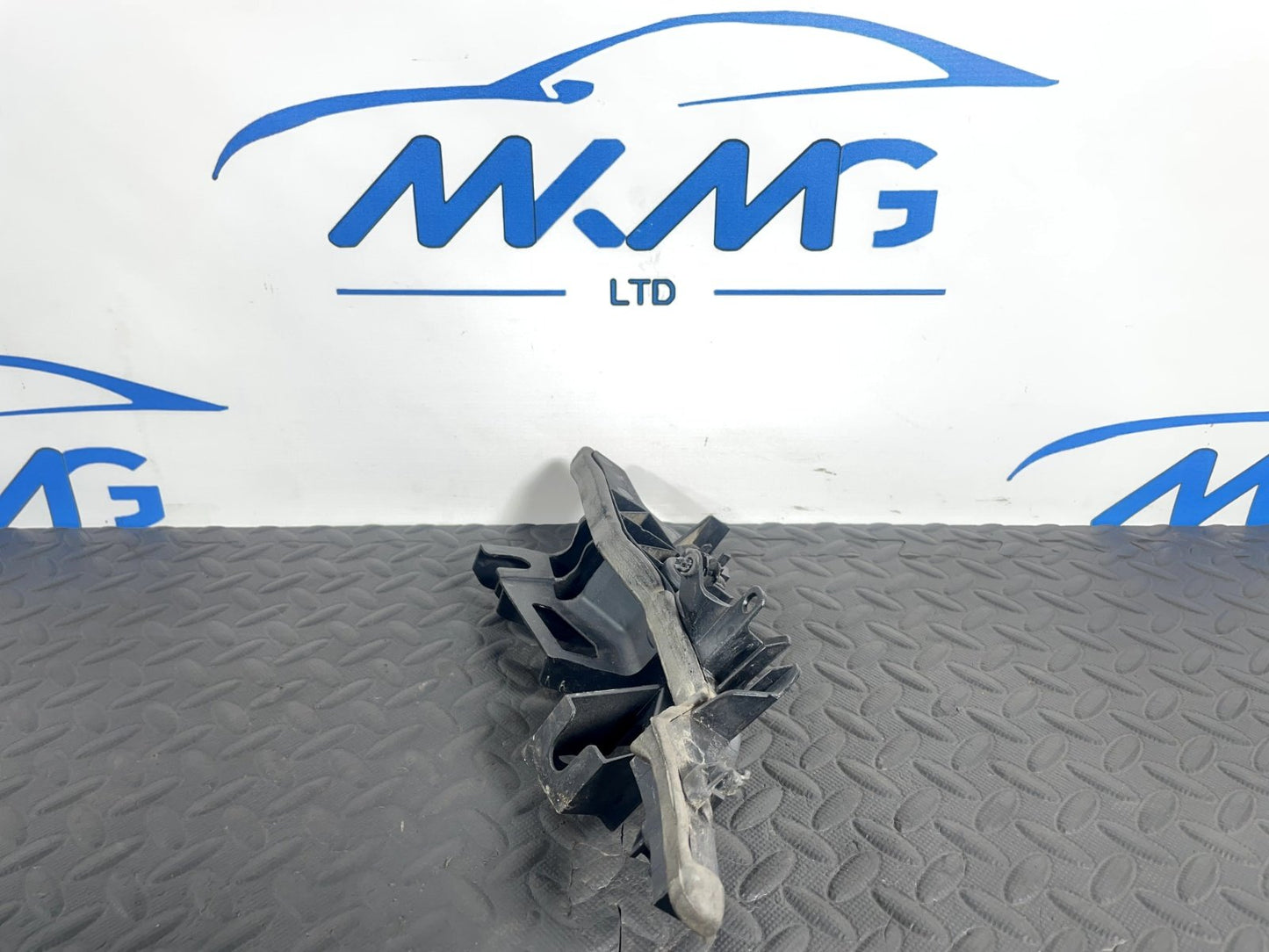 14-21 MERCEDES BENZ C300 W205 GENUINE RIGHT SIDE CARRIER COPPING A2058310698