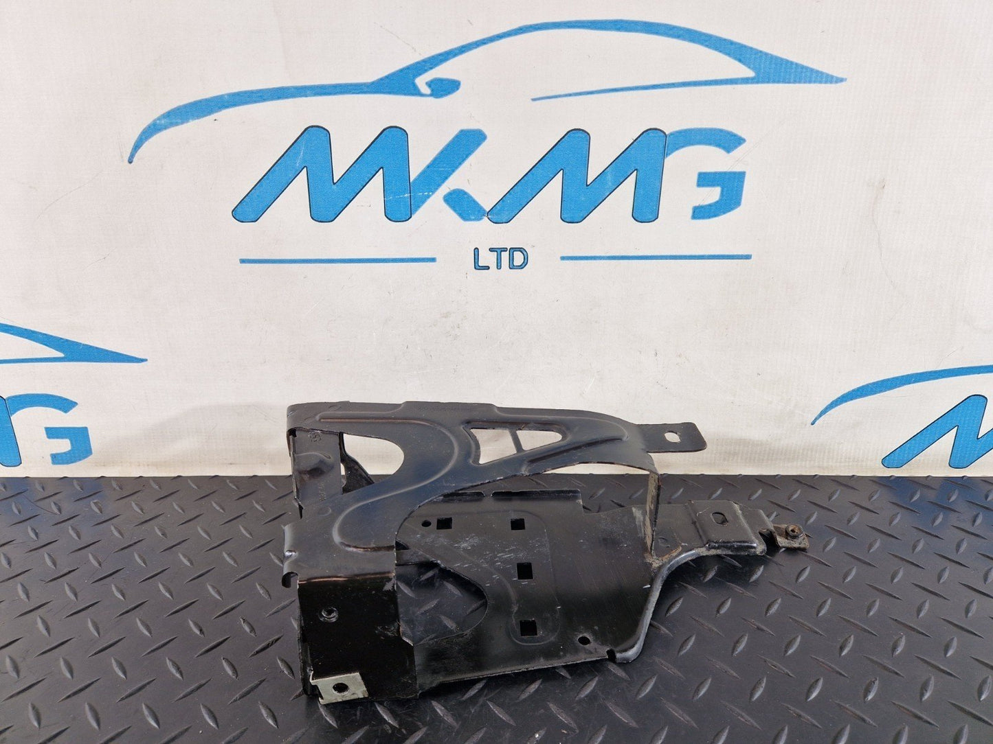 11-18 BMW 6 SERIES F13 HEADLIGHT SUPPORT BRACKET RIGHT SIDE 8125806