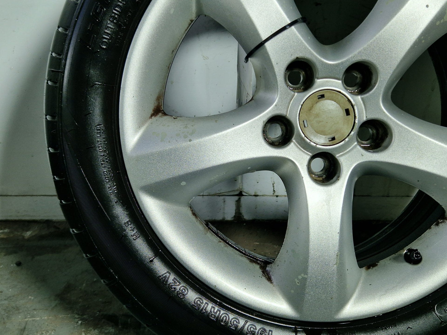 Skoda Fabia 5J 15" Alloy Wheel with Tyre 195/50/15 Genuine ~6mm