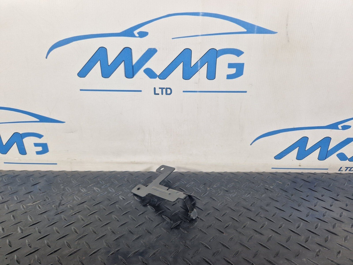19-ON MERCEDES BENZ CLA C118 GENUINE EXTERIOR BRACKET A2475011000