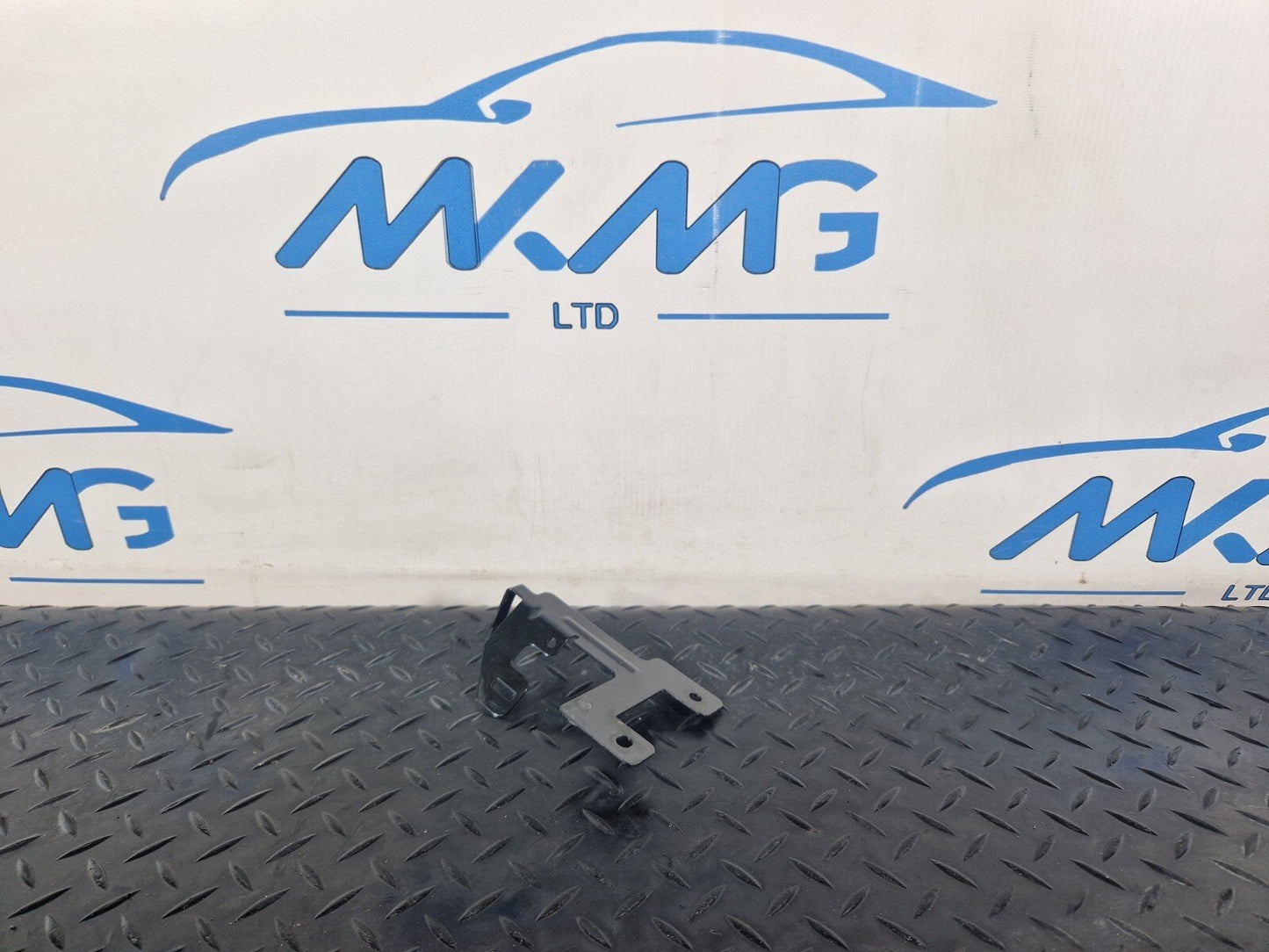19-ON MERCEDES BENZ CLA C118 GENUINE EXTERIOR BRACKET A2475011000