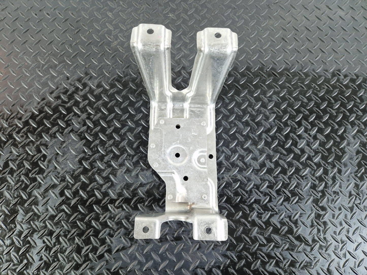 10-17 AUDI A8 4H BATTERY RETAINING BRACKET CLAMP HOLDER MOUNT 4H0802417B
