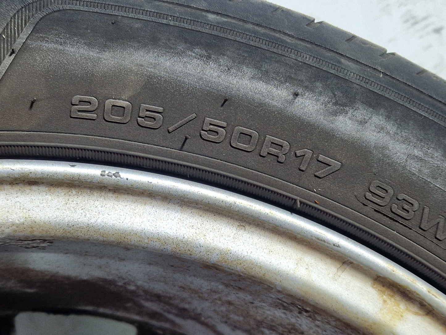 Volvo V40 MK3 (525) 17" Alloy Wheel with Tyre 205/50/17 ~5mm 31381857