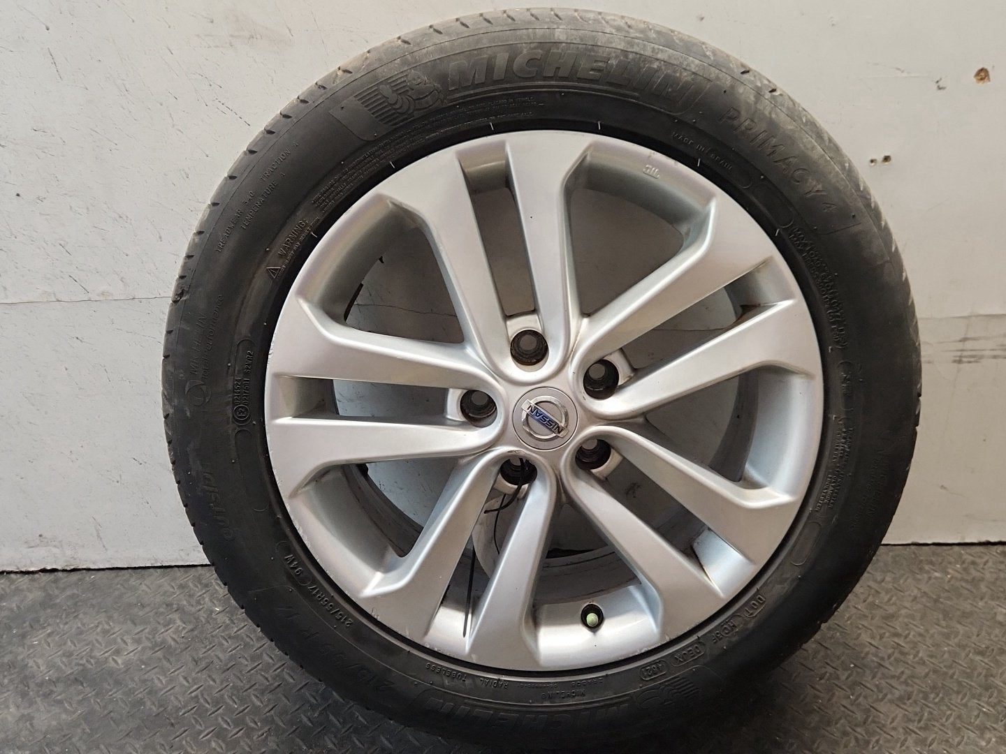 Nissan Juke MK1 (F15) 17" Alloy Wheel with Tyre 215/55/17 ~4mm