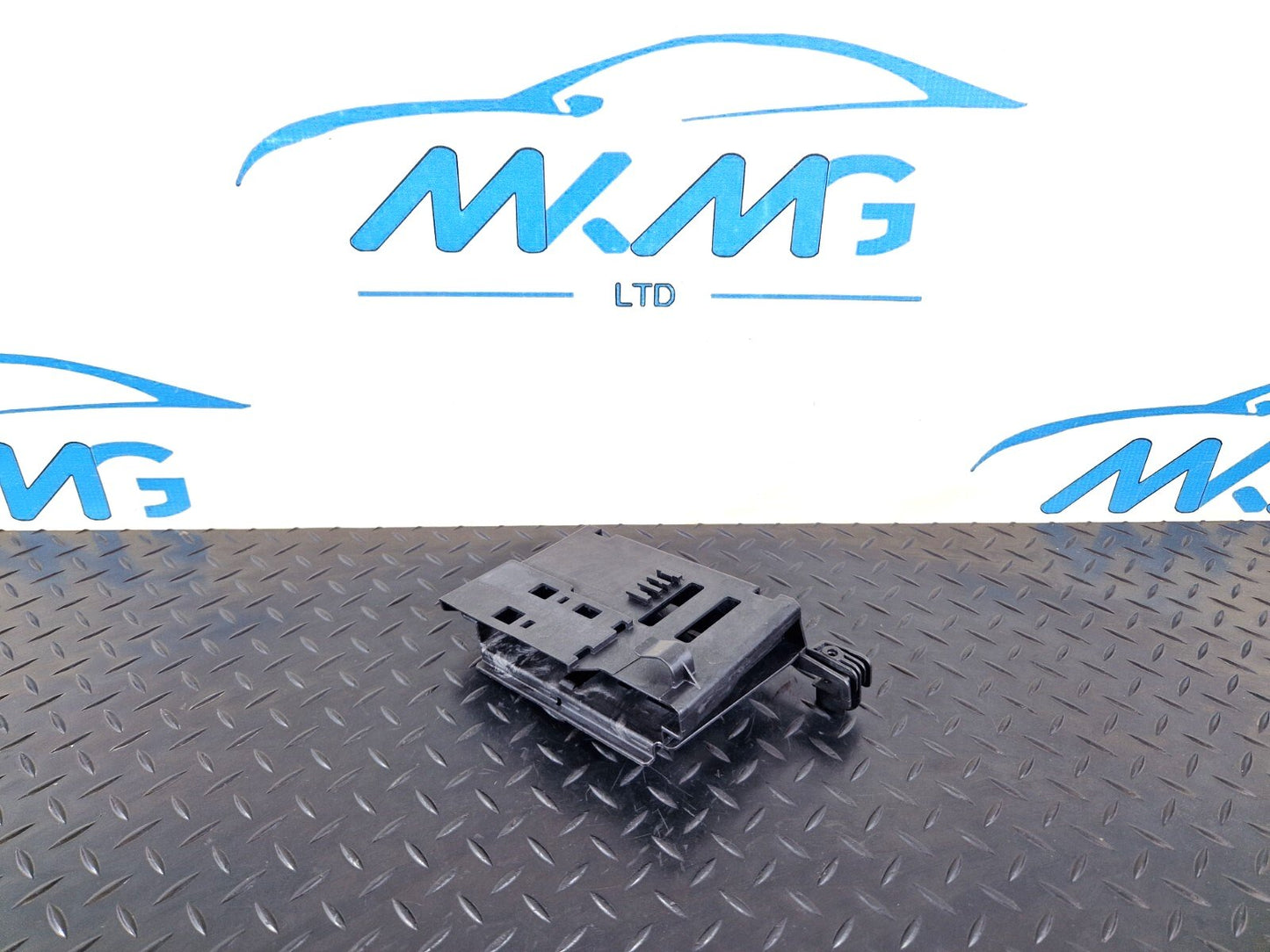 14-19 MERCEDES BENZ GLA X156 GEARBOX CONTROL MODULE BRACKET HOLDER A2465450500