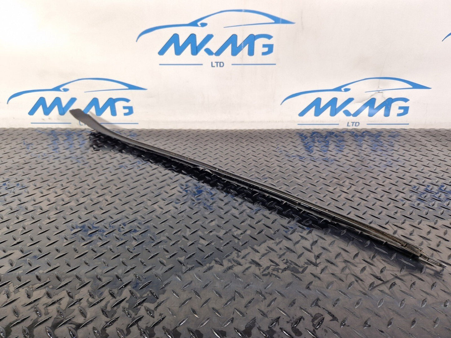 19-ON MERCEDES BENZ B CLASS W247 FRONT SCUTTLE PANEL WIND DEFLECTOR A2476900401