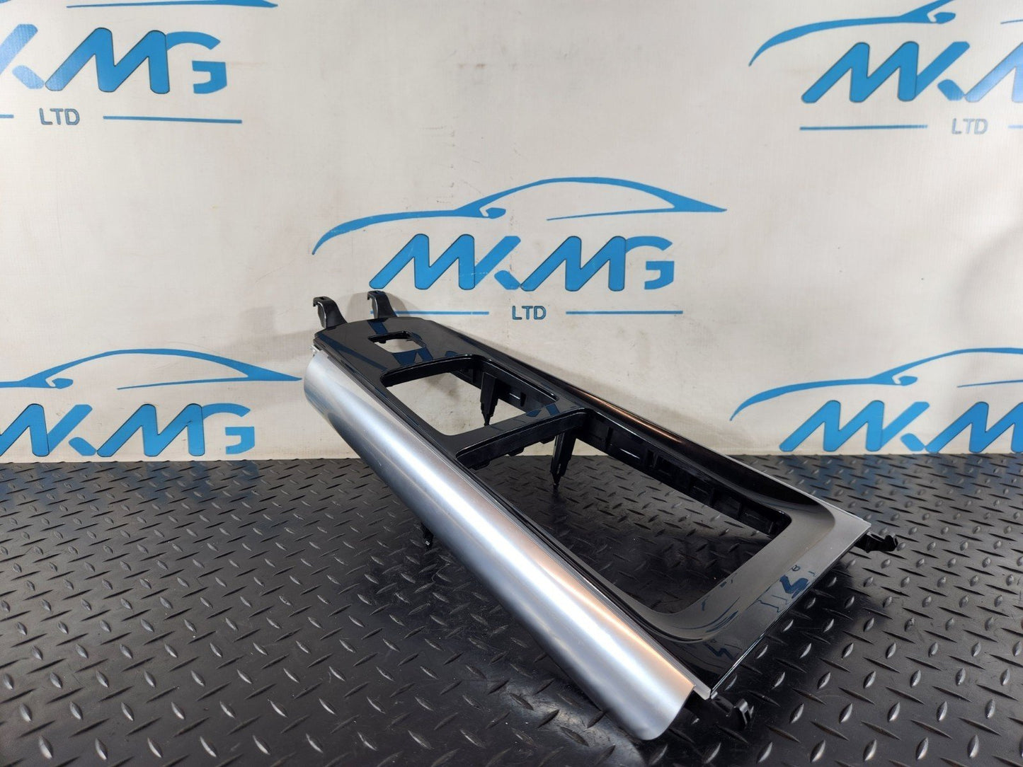 19-ON MERCEDES BENZ B CLASS W247 CENTRE CONSOLE TRIM GENUINE A2476807103