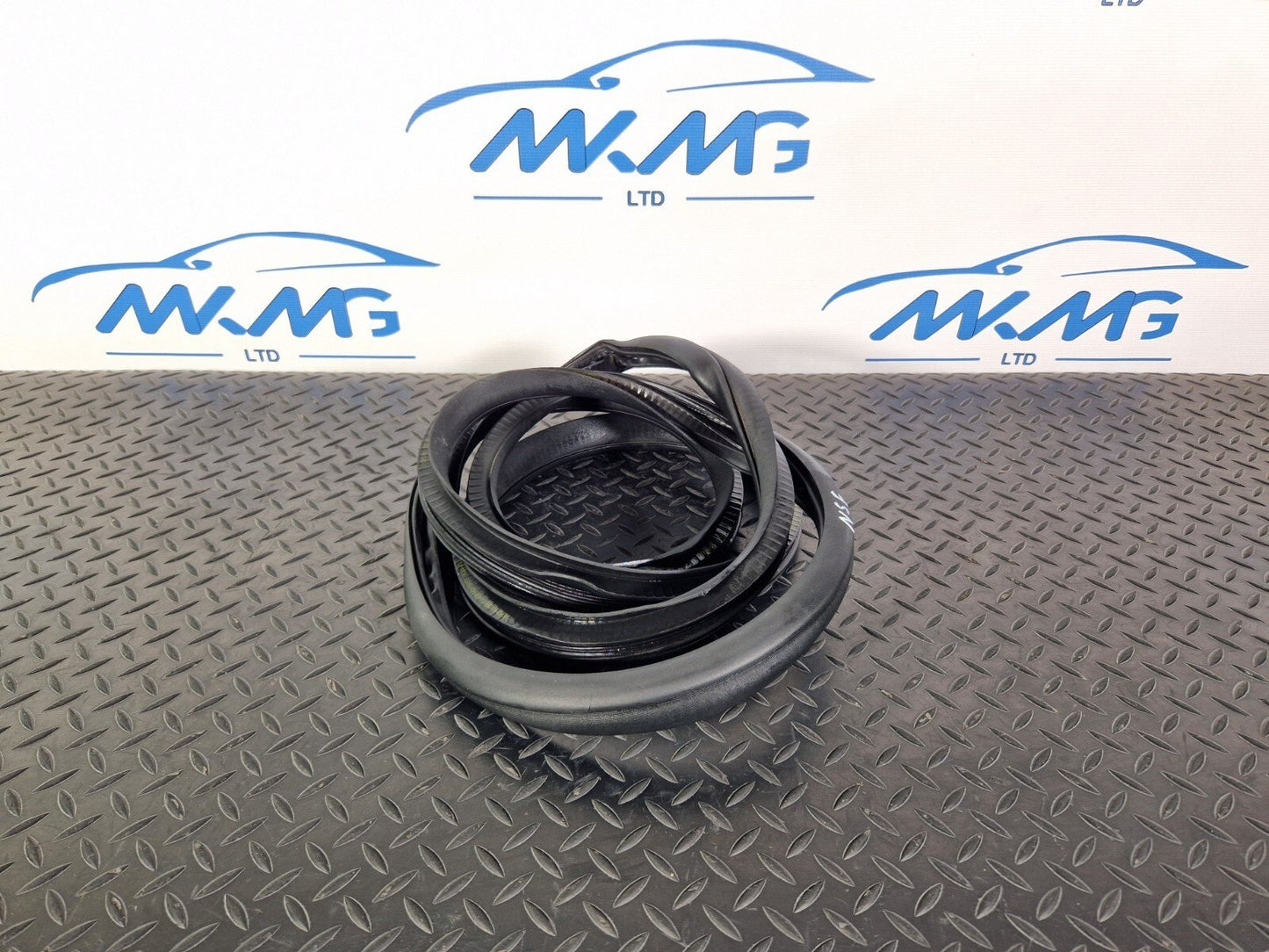 14-21 MERCEDES BENZ C220d W205 FRONT DOOR LEFT SIDE RUBBER SEAL A2056970051