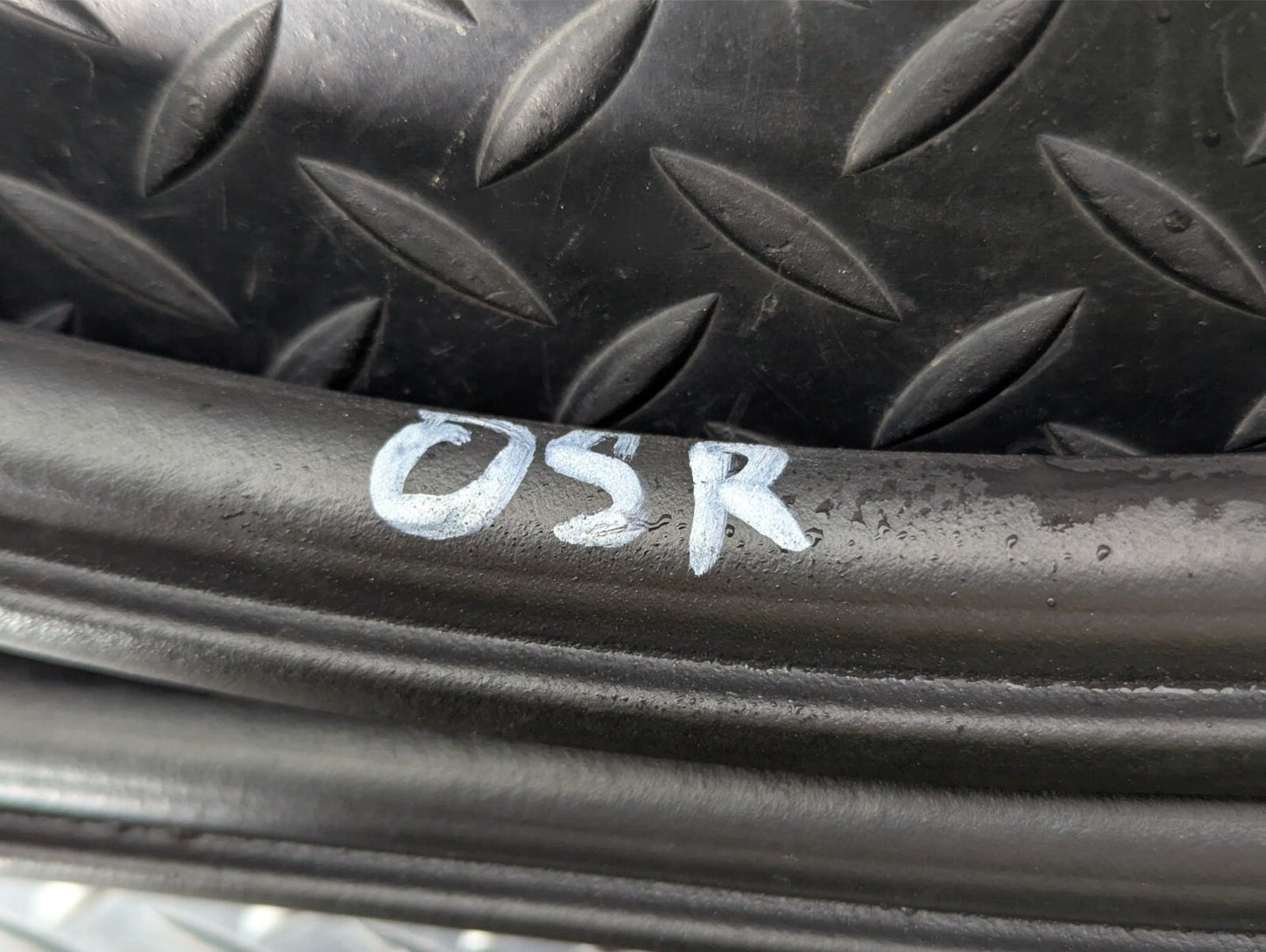 16-19 AUDI A4 B9 SALOON OEM REAR DOOR RUBBER SEAL FITS LEFT & RIGHT 8W5833721B