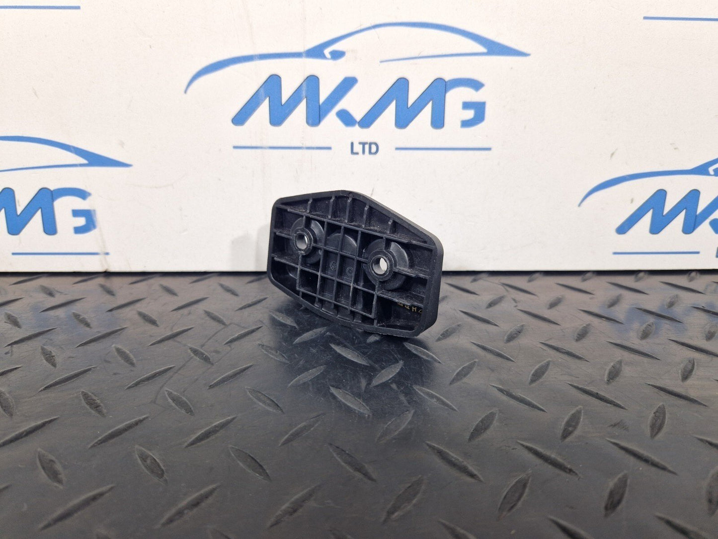 14-23 MERCEDES BENZ VITO W447 OEM TAILGATE WDGE BUTTON STOPPER A4477660162