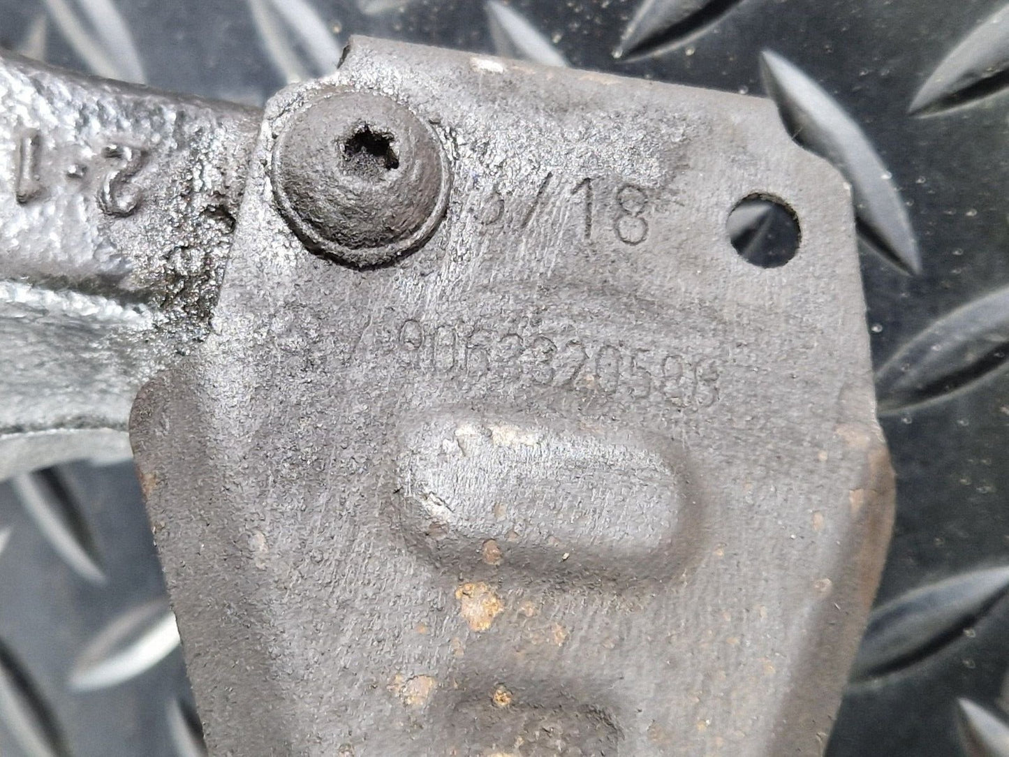18-ON MERCEDES BENZ SPRINTER W910 2.2 CDI OEM FRONT RIGHT WHEEL HUB A9103320100