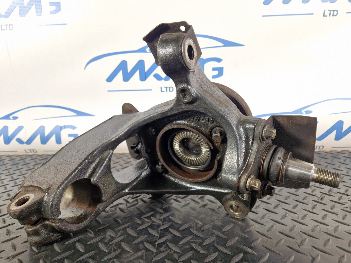 18-ON MERCEDES BENZ SPRINTER W910 2.2 CDI OEM FRONT RIGHT WHEEL HUB A9103320100