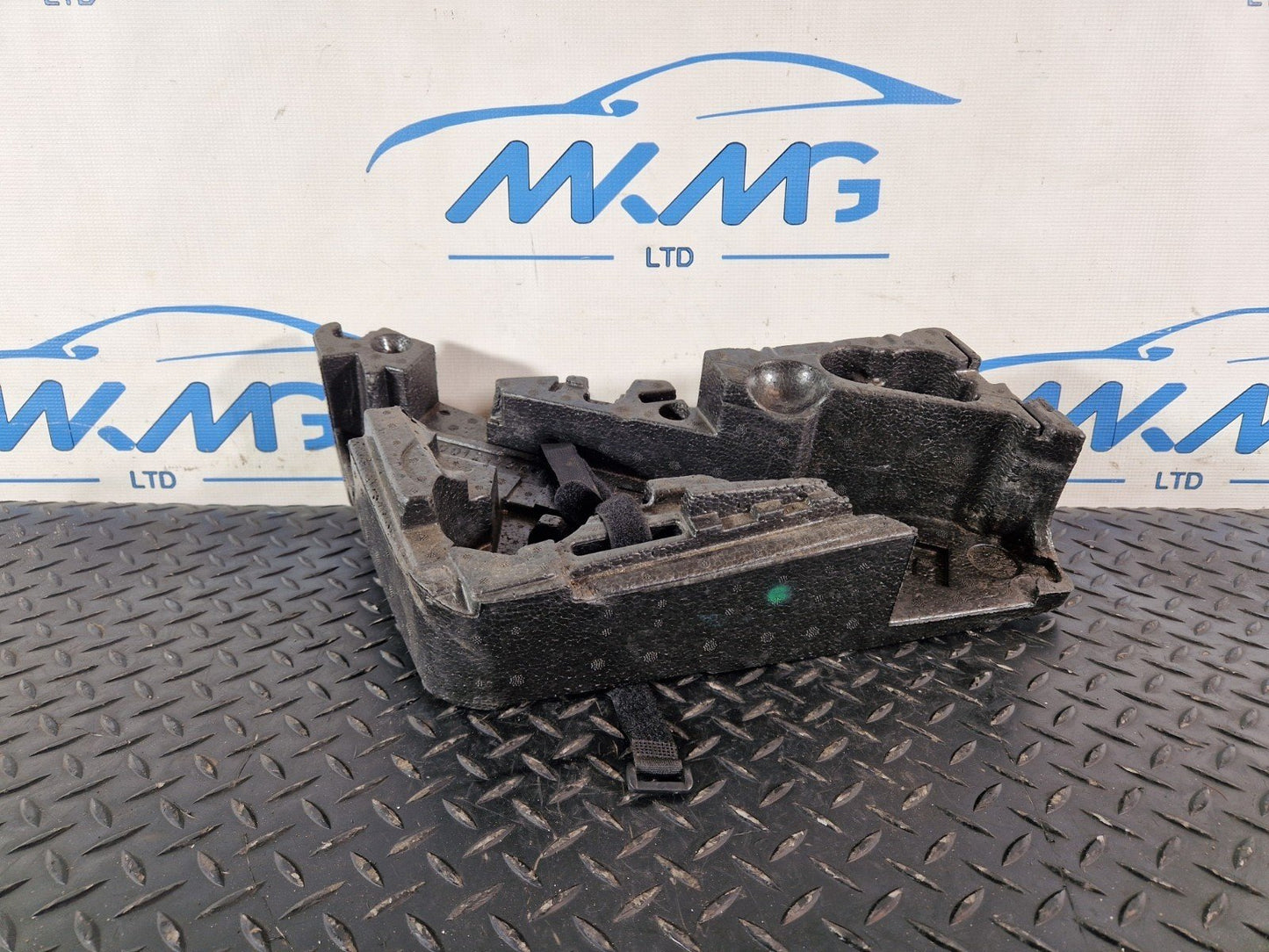 10-15 AUDI Q7 4L EMERGENCY SPARE TIRE JACK TOOL KIT FOAM 4L0012112C