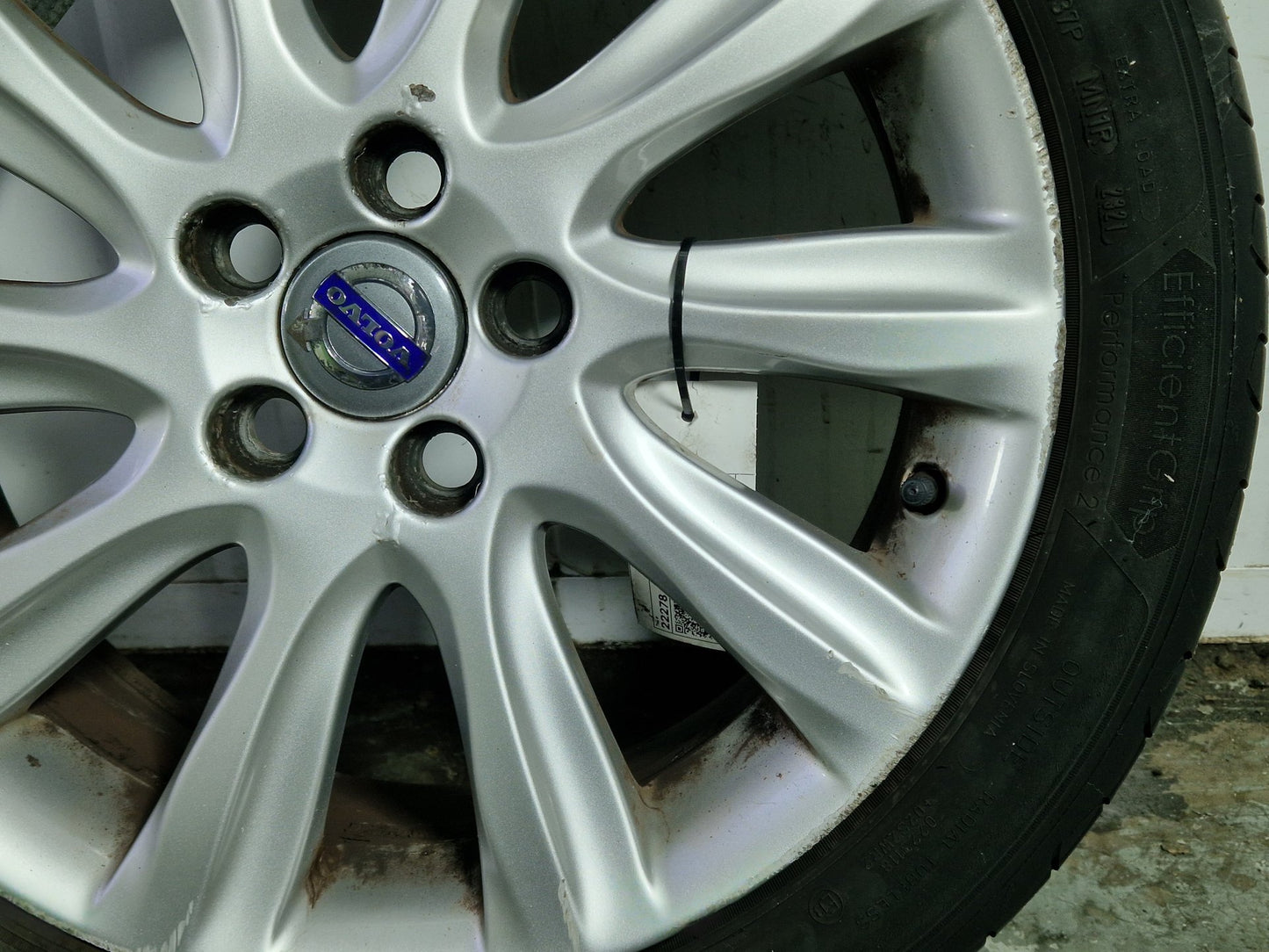 Volvo V40 MK3 (525) 17" Alloy Wheel with Tyre 205/50/17 ~5mm 31381857
