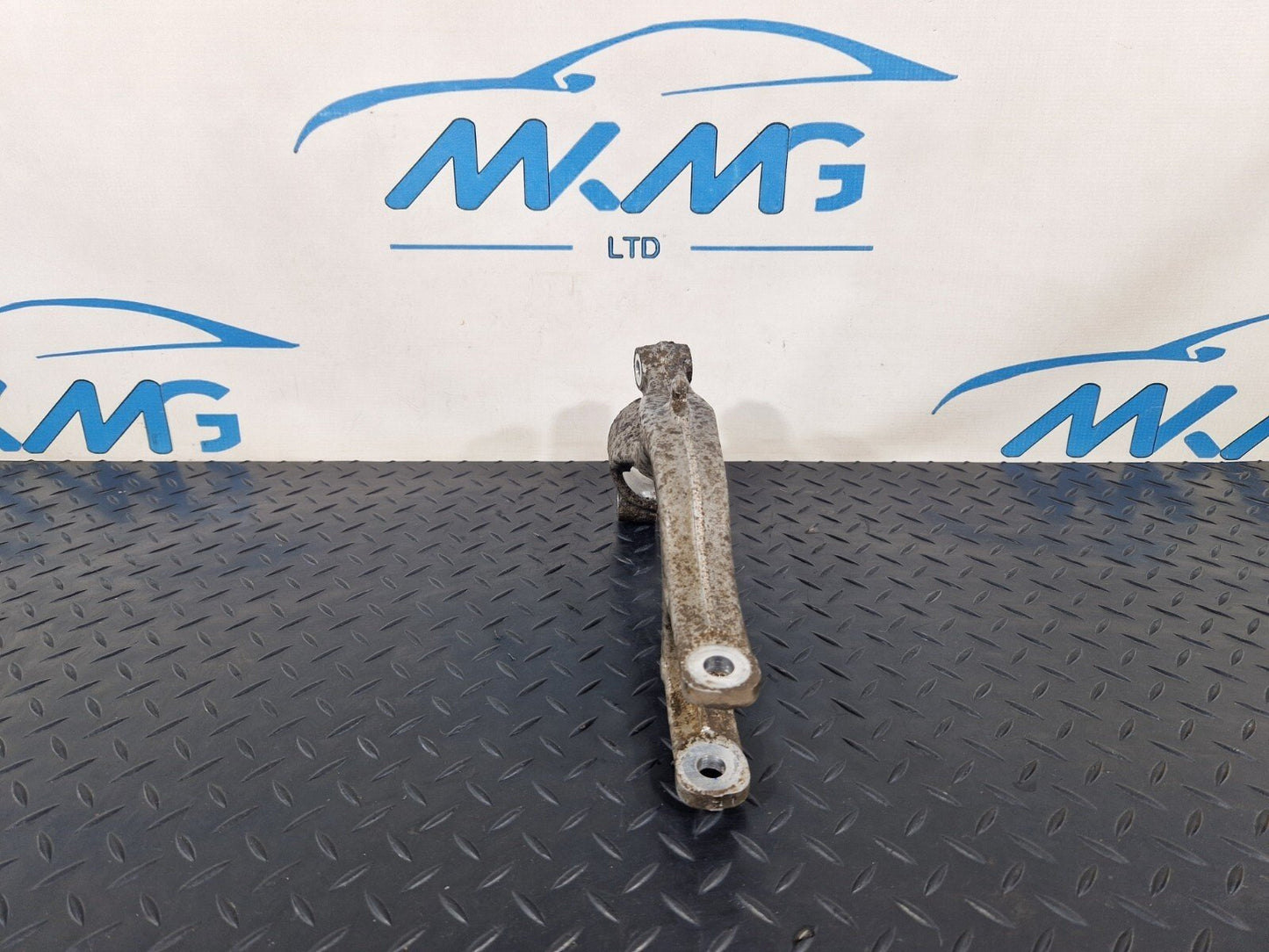 16-19 AUDI A4 B9 S-LINE FRONT RIGHT SIDE SUSPENSION STRUT BRACKET 8W0413038