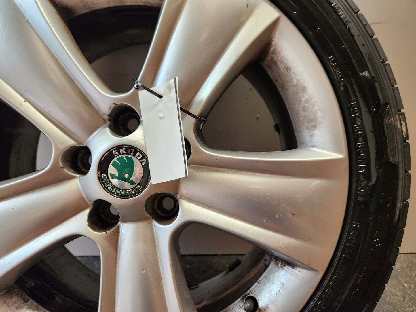 Skoda Yeti MK1 5L 17" Alloy Wheel with Tyre 225/45/17