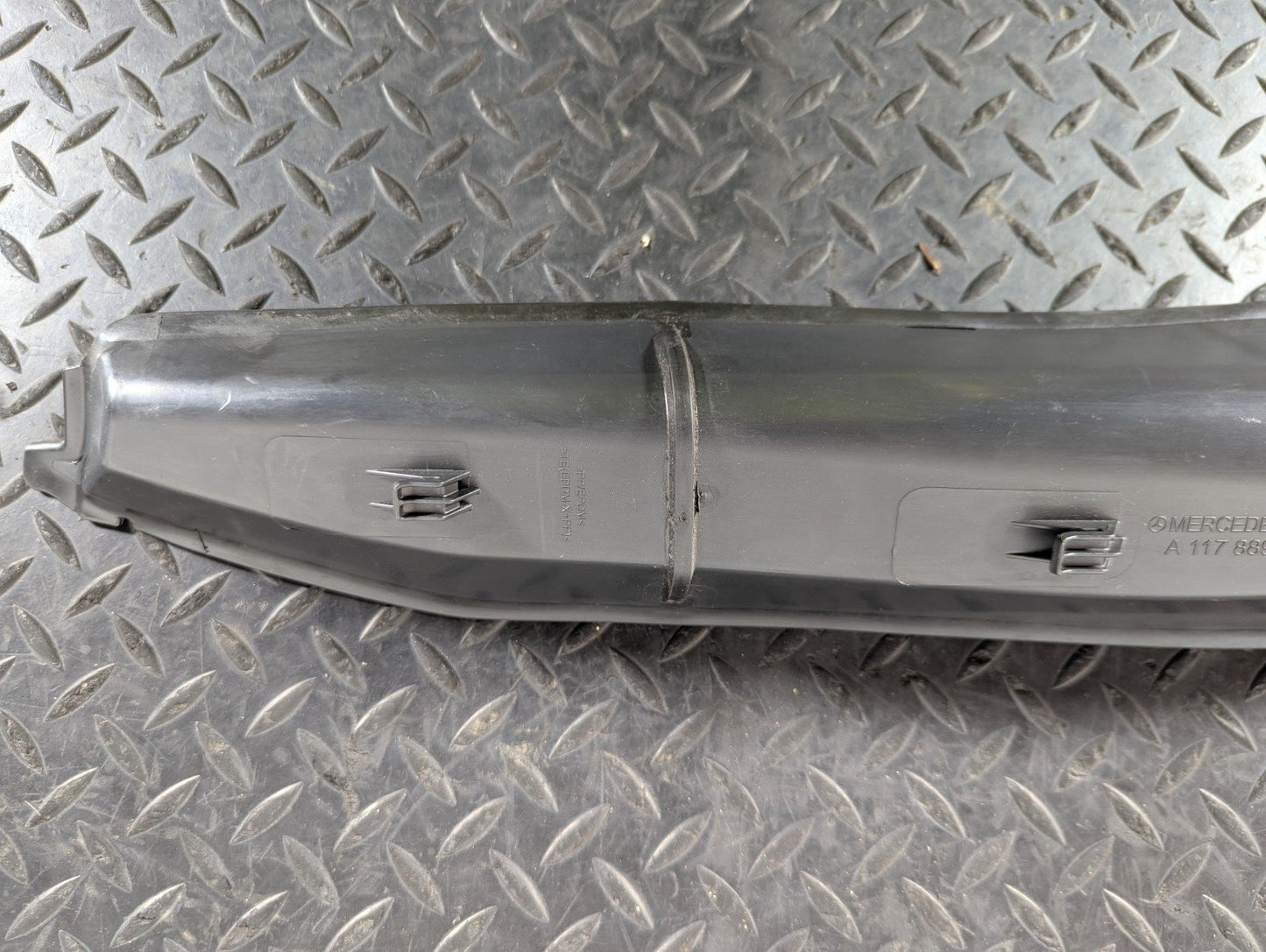 13-19 MERCEDES BENZ CLA C117 FRONT GUARD FENDER PILLAR TRIM LHS A1178890125