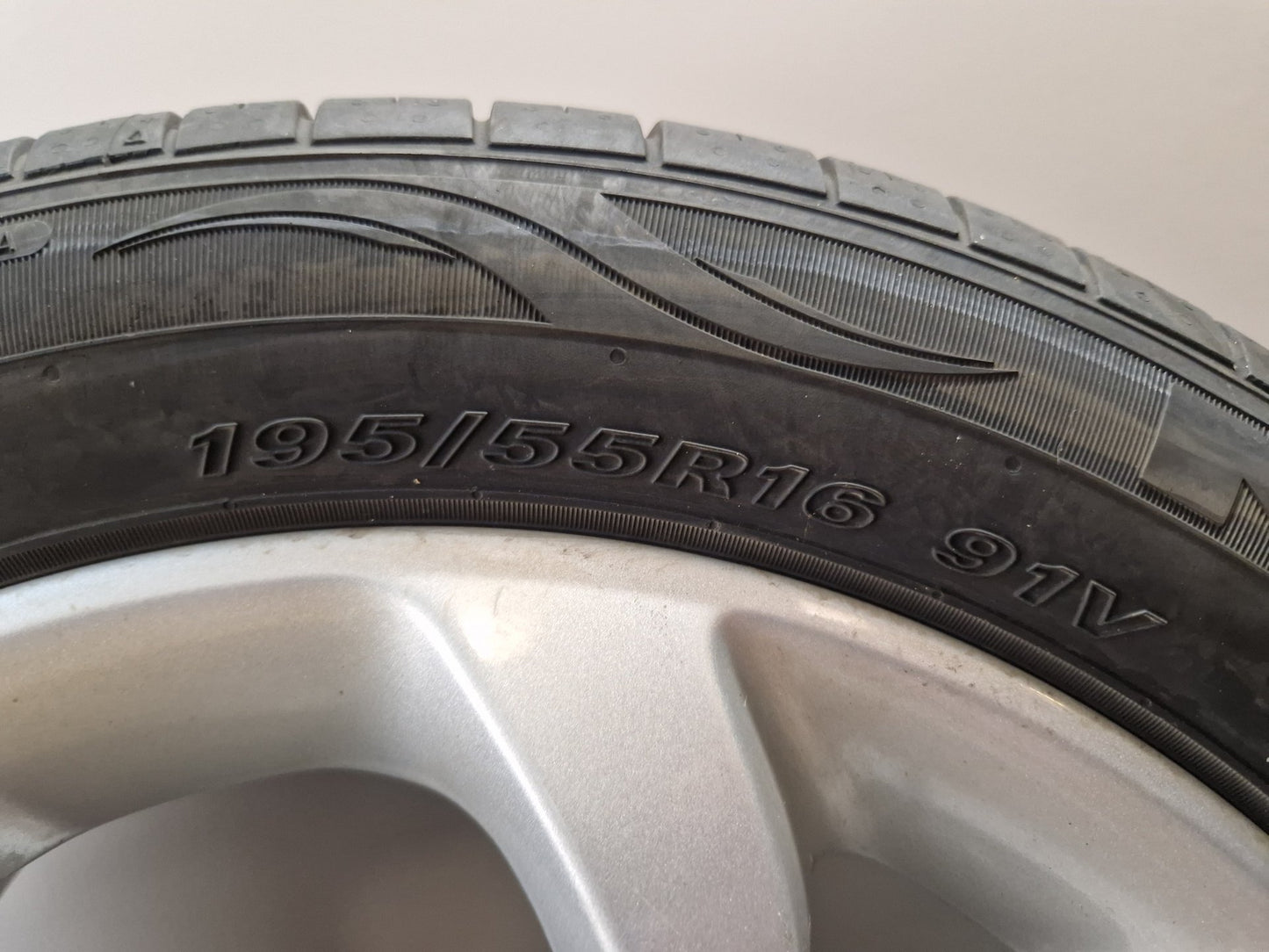 Vauxhall Corsa MK4 (E) (4500) 16" Alloy Wheel with Tyre 195/55/16 ~6mm