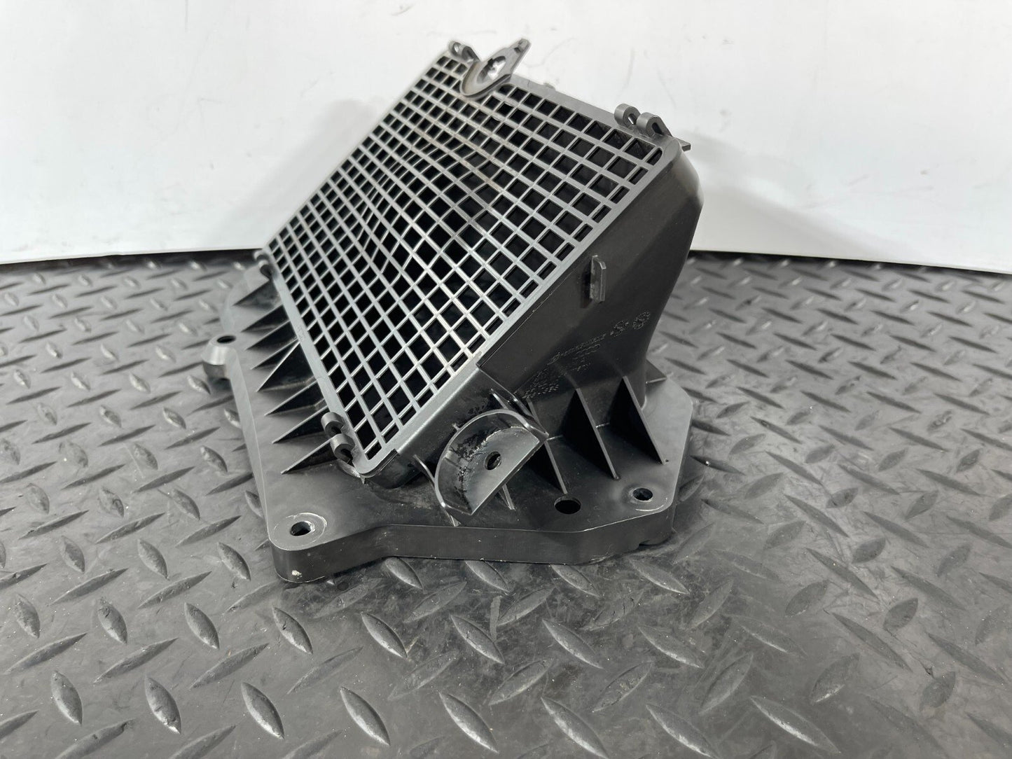 16-19 AUDI A4 B9 SALOON GENUINE FRONT AIR INTAKE DUCT VENT 8W2819904A