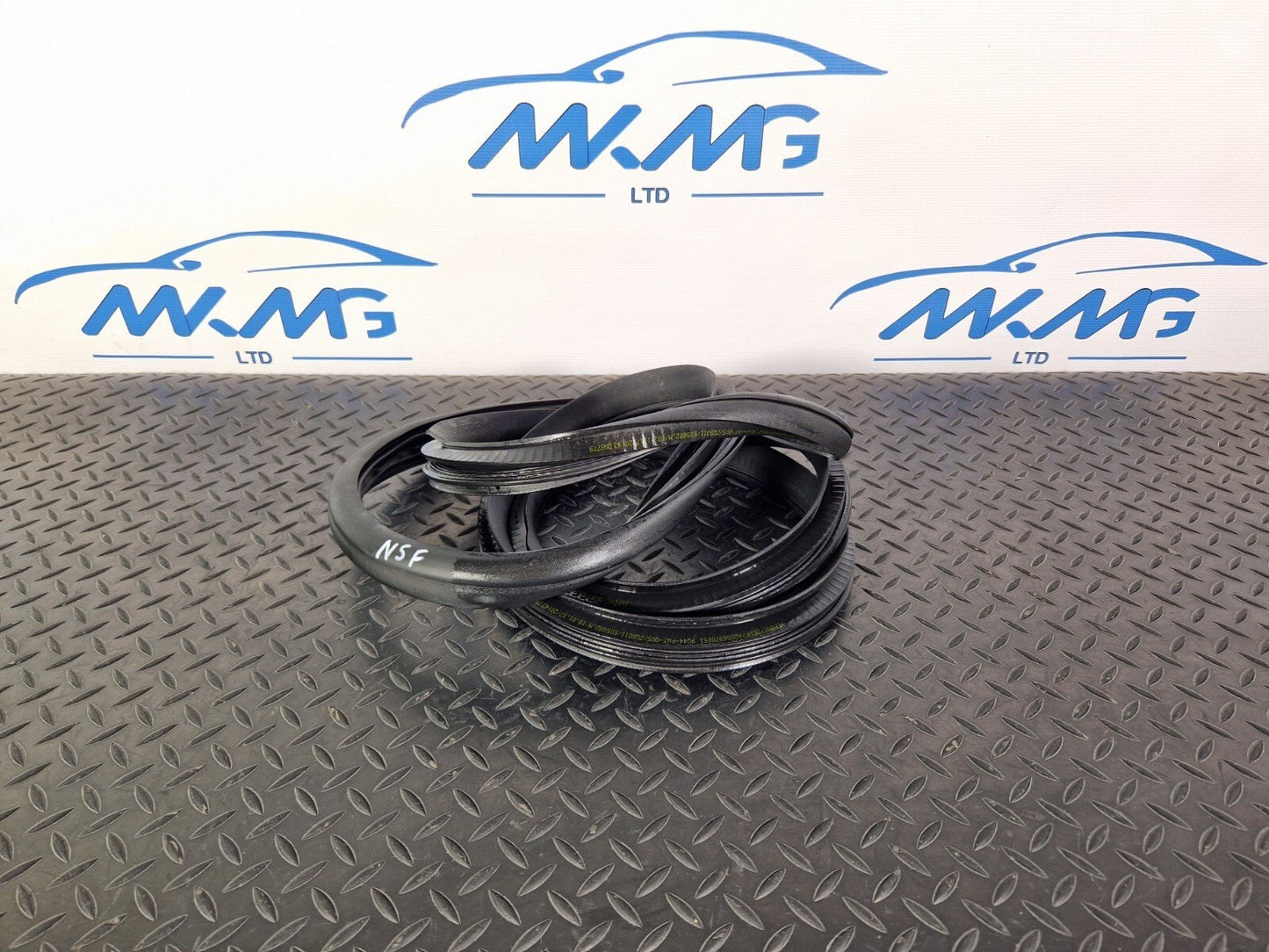 14-21 MERCEDES BENZ C220d W205 FRONT DOOR LEFT SIDE RUBBER SEAL A2056970051