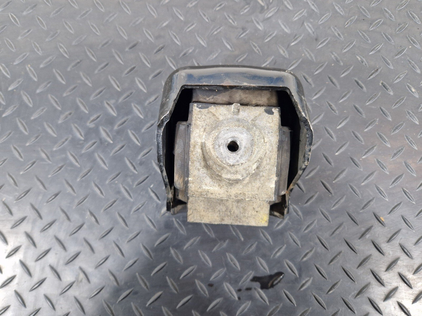 18-ON MERCEDES BENZ SPRINTER W907 LEFT PASSENGER SIDE ENGINE MOUNTING A906241