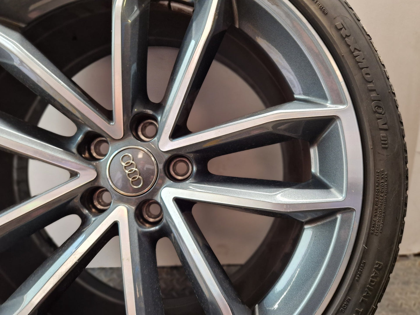 Audi A4 B9 19" Alloy Wheel with Tyre 255/35/19 8W0601025D ~3mm *Damaged*