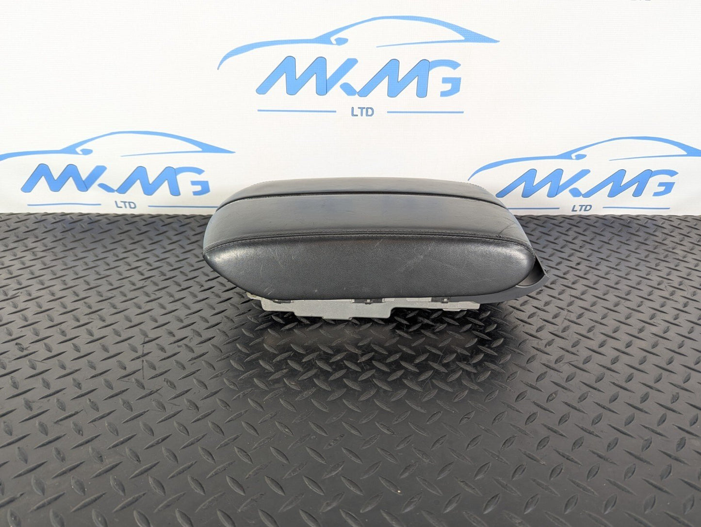 10-17 AUDI A8 4H LEATHER DOUBLE ARMREST IN BLACK 4H0864206C
