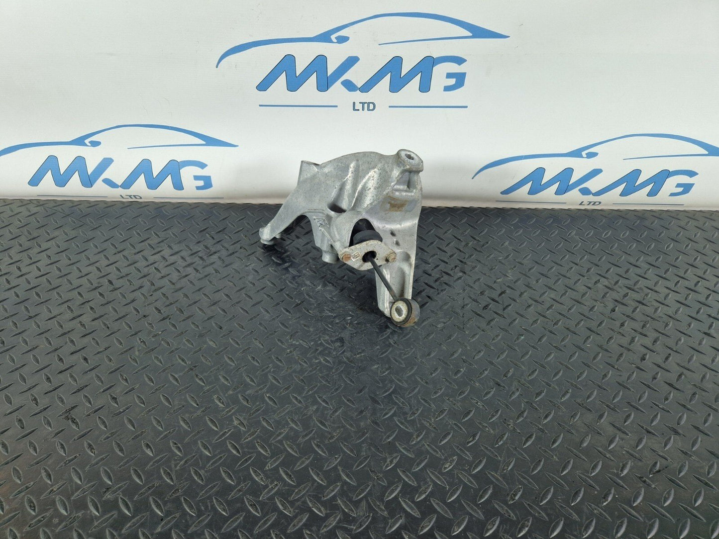 16-19 AUDI A4 B9 LEFT N/S ENGINE MOUNT BRACKET & BEARING 4M0199307AD 4M0199869