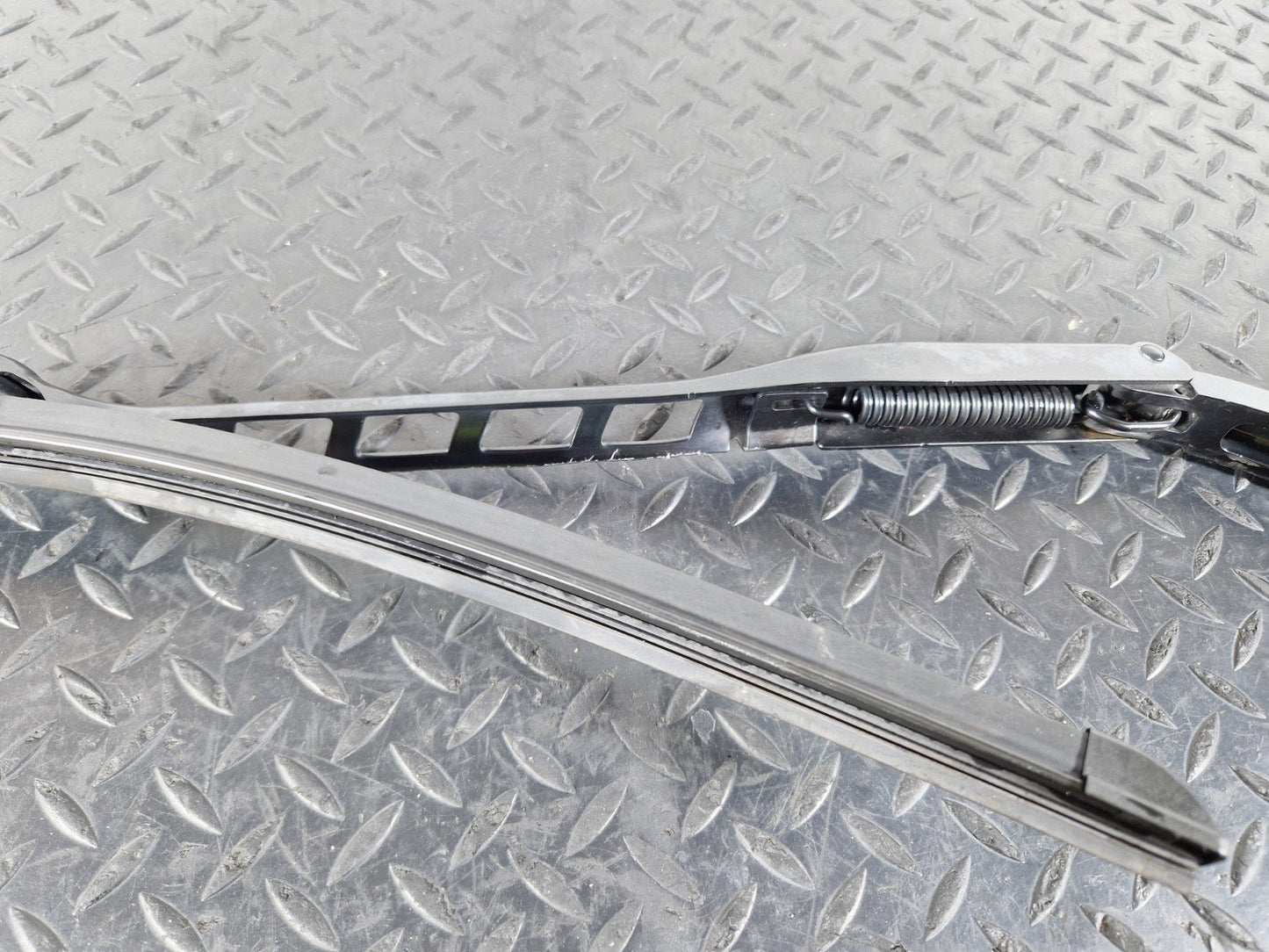 11-19 MERCEDES BENZ ML W166 GENUINE FRONT RIGHT WIPER ARM A1668201040