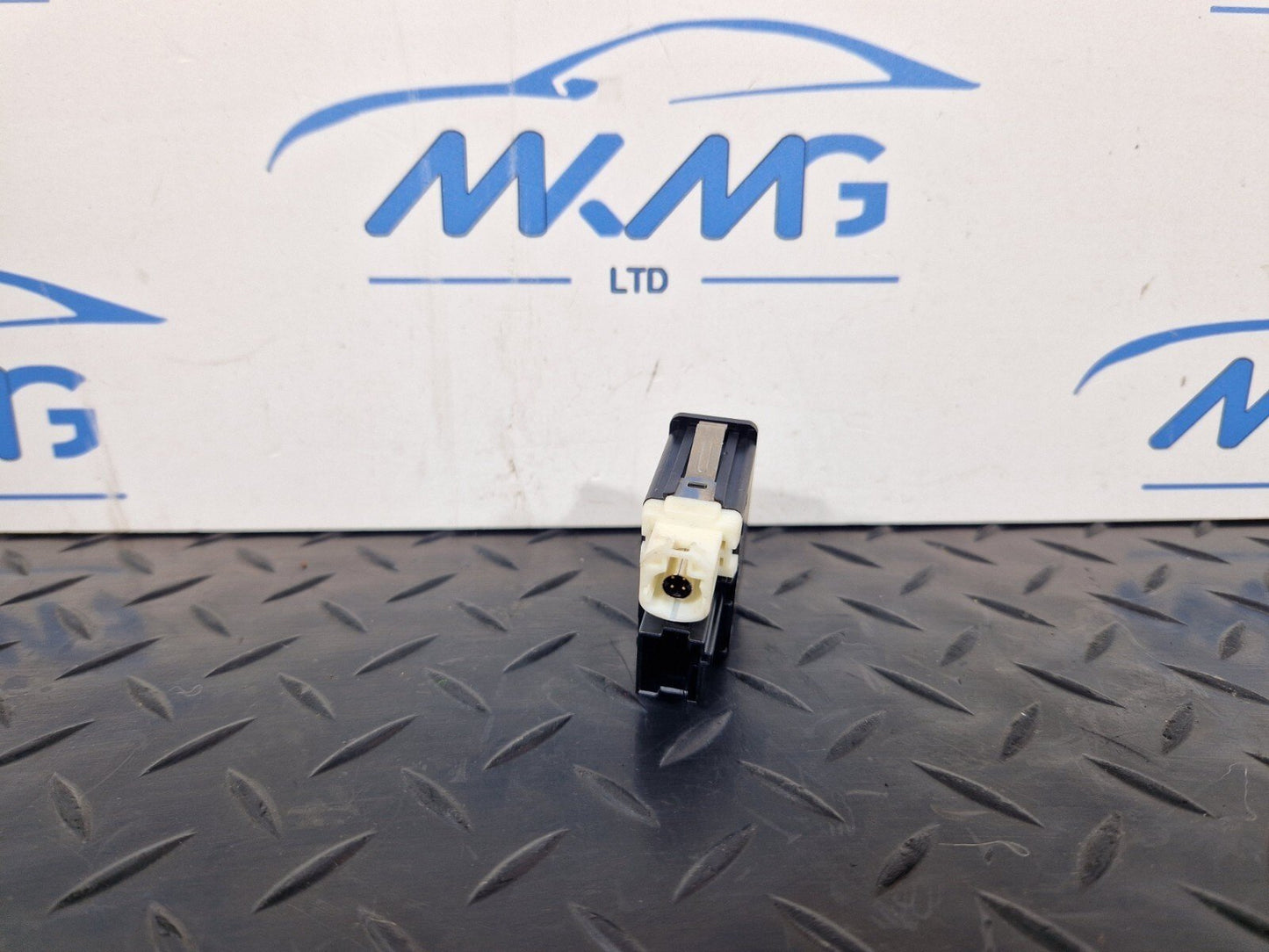 11-18 BMW 6 SERIES F06 AUX IN USB SOCKET POWER PORT 9237654