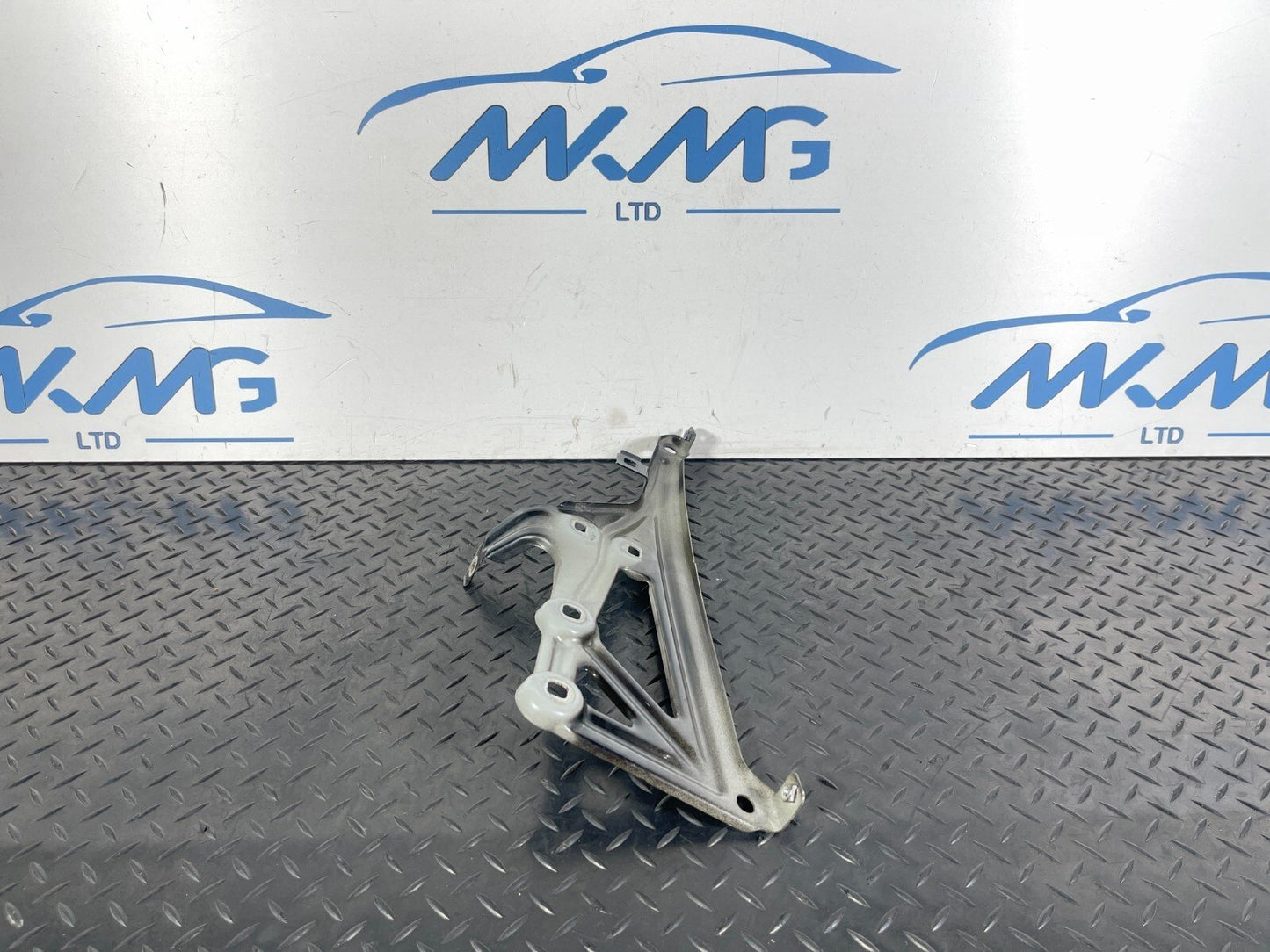 16-22 BMW X1 F48 GENUINE FRONT RIGHT DRIVER SIDE WING BRACKET 7329448