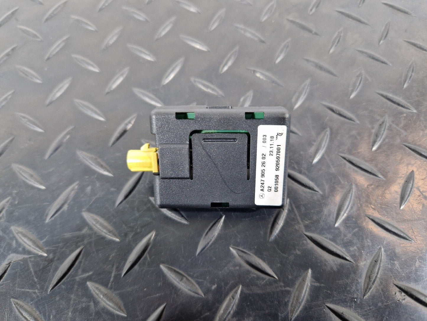 19-ON MERCEDES BENZ B CLASS W247 WLAN ANTENNA  A2479052602
