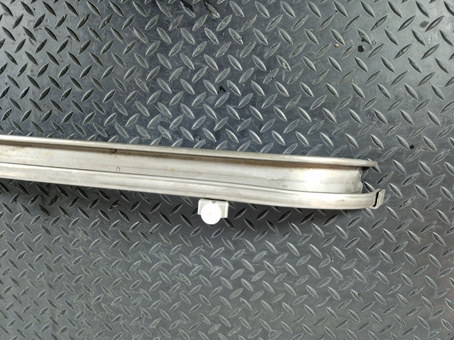 14-23 MERCEDES BENZ VITO W447 MIDDLE LEFT SLIDING DOOR RUNNER GUIDE A4477662100