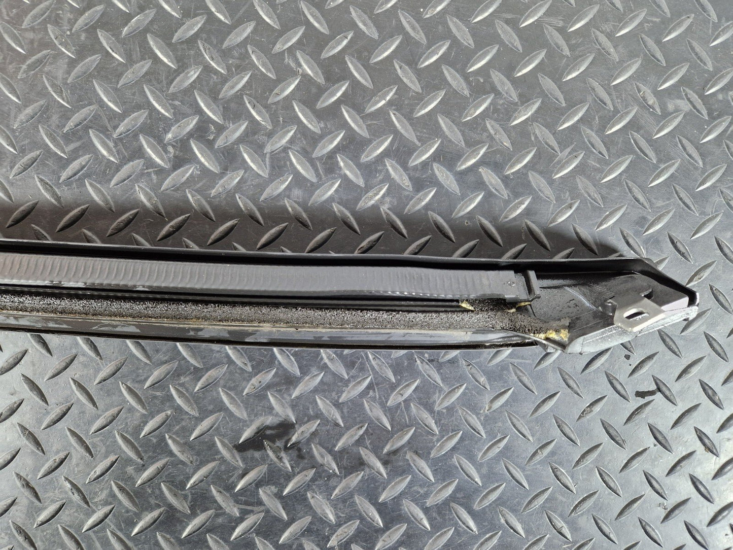 12-17 AUDI S5 CONVERTIBLE FRONT LEFT A PILLAR SEAL 8F0831721