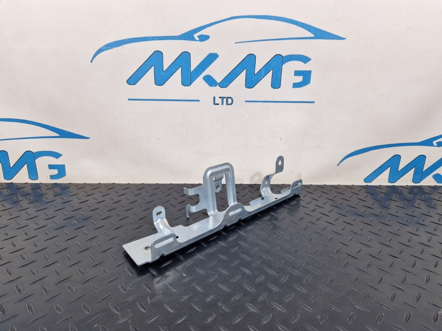 14-21 MERCEDES BENZ C200d W205 GENUINE LEFT SIDE N/S BOOT BRACKET A2056914300