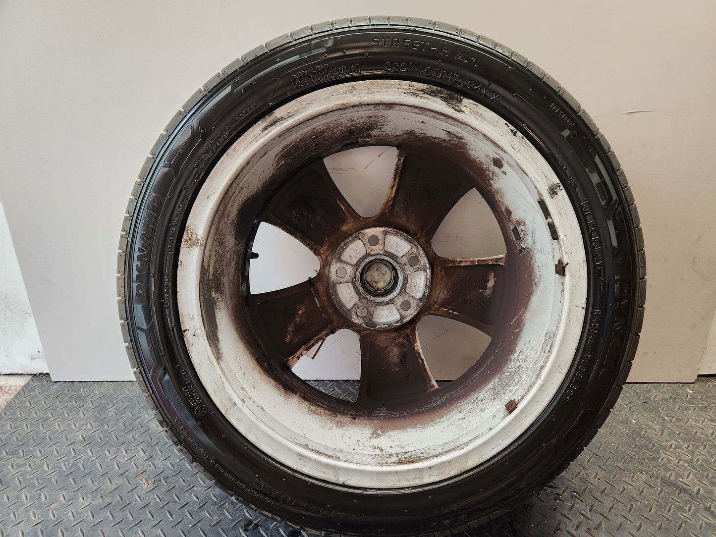 Skoda Yeti MK1 5L 17" Alloy Wheel with Tyre 225/45/17 ~4mm