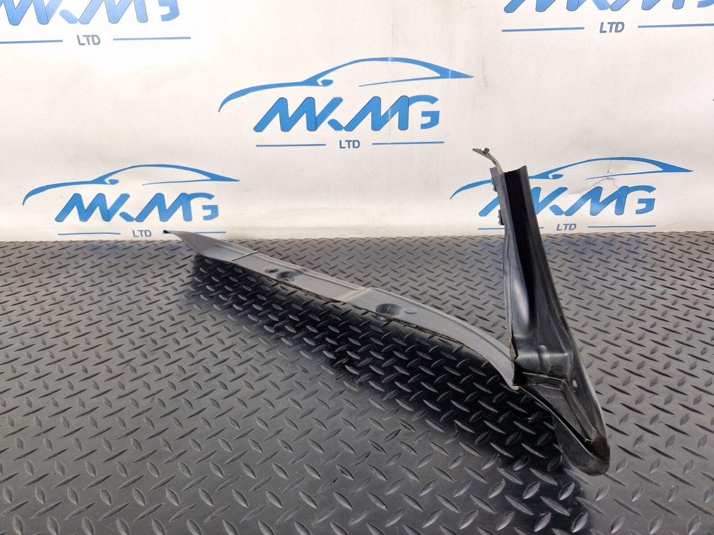 10-18 AUDI A7 4G S-LINE FRONT RIGHT WING FENDER END SEAL PLATE 4G8821112A
