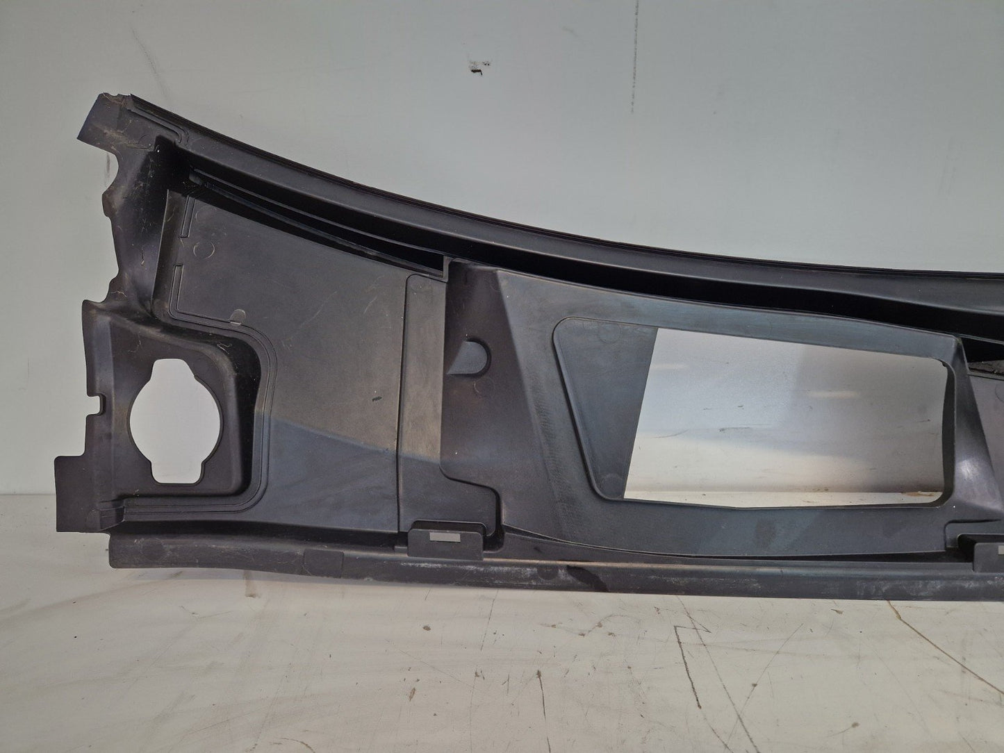 16-20 AUDI Q7 4M GENUINE OEM FRONT WINDSHEILD SCUTTLE PANEL WIPER TRIM 4M2819403