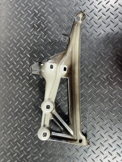 16-22 BMW X1 F48 GENUINE FRONT RIGHT DRIVER SIDE WING BRACKET 7329448
