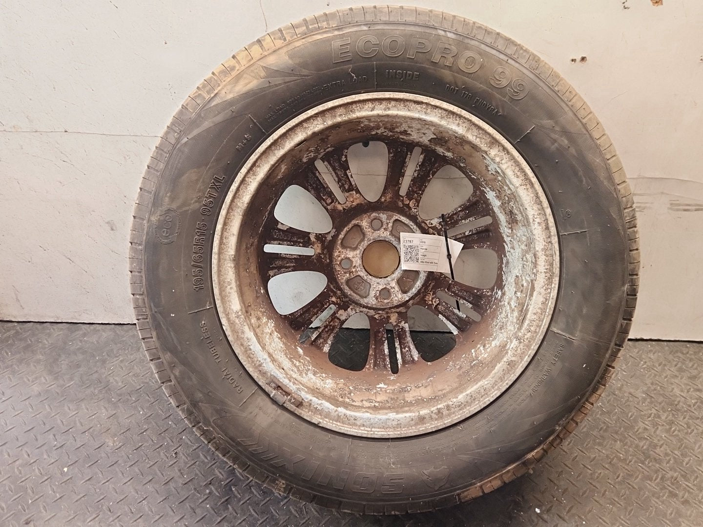2010 Honda Insight MK2 (ZE2) 15" Alloy Wheel with Tyre 195/65/15 ~5mm