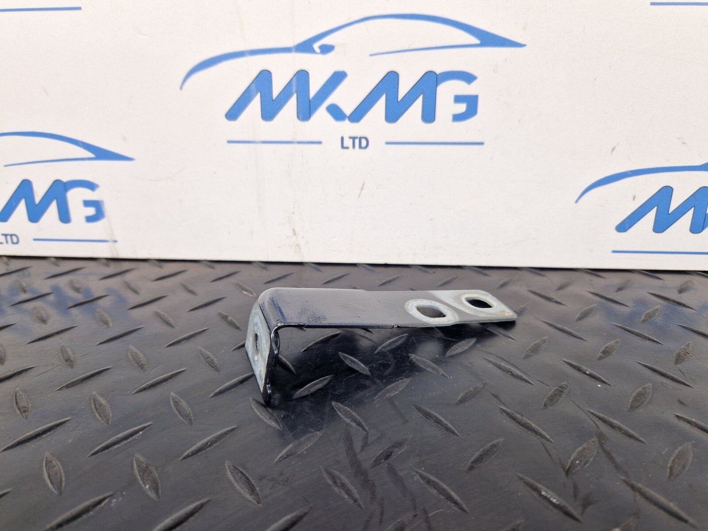16-19 AUDI A4 AVANT B9 S-LINE FRONT DRIVER SIDE WING BRACKET 8W0821434B