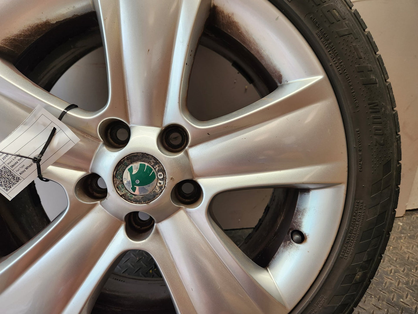 Skoda Yeti MK1 5L 17" Alloy Wheel with Tyre 225/45/17 ~5mm