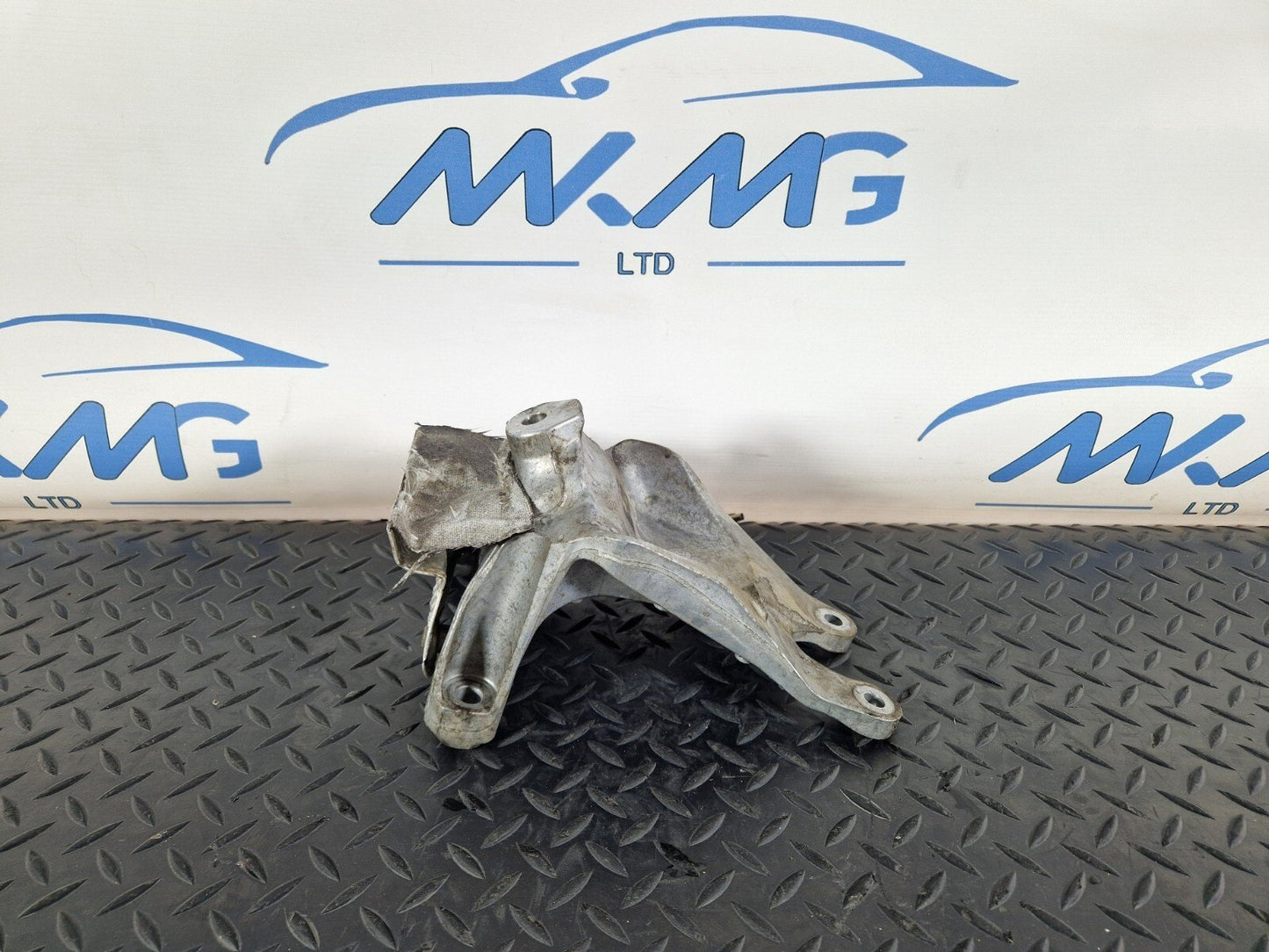16-19 AUDI A4 AVANT B9 GENUINE RIGHT ENGINE MOUNT BRACKET 8W0199308H