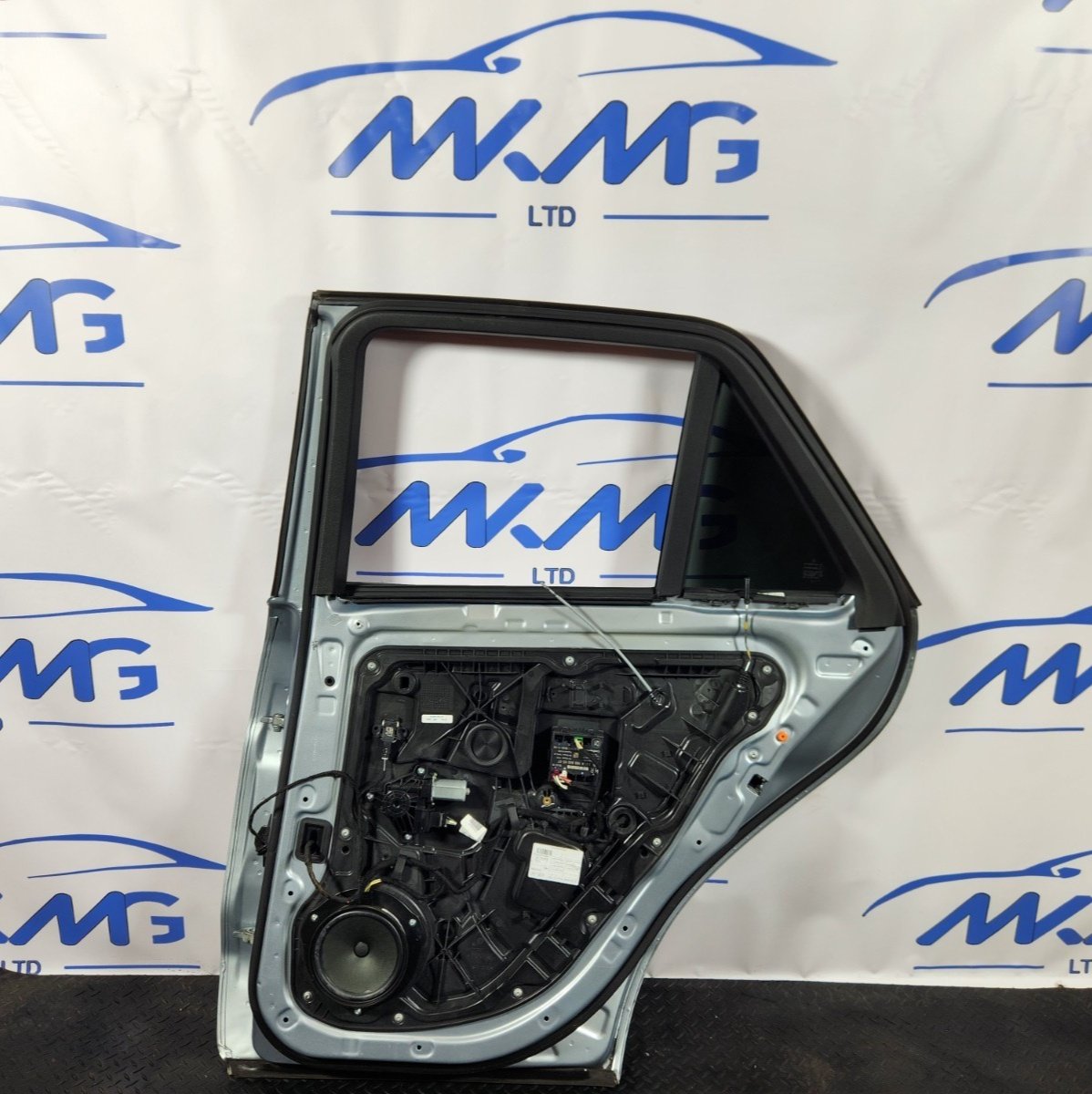 11-19 MERCEDES BENZ ML W166 GENUINE REAR RIGHT O/S/R COMPLETE DOOR IN SILVER 988