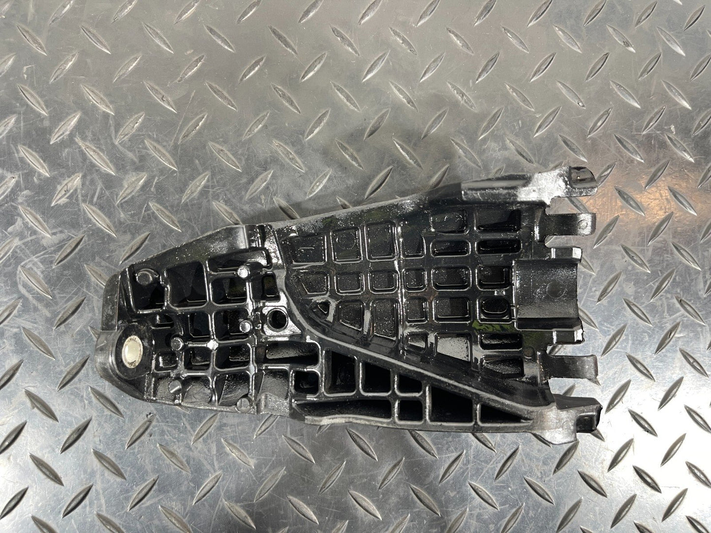 14-21 MERCEDES BENZ C300h W205 HIGH VOLTAGE CABLE PROTECTIVE BOW A0005453886