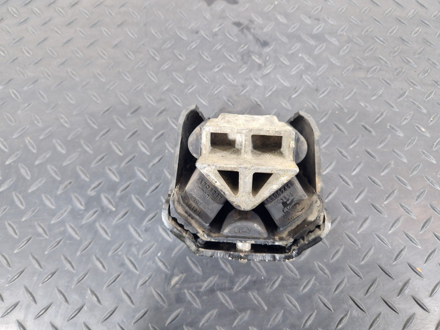 18-ON MERCEDES BENZ SPRINTER W907 LEFT PASSENGER SIDE ENGINE MOUNTING A906241