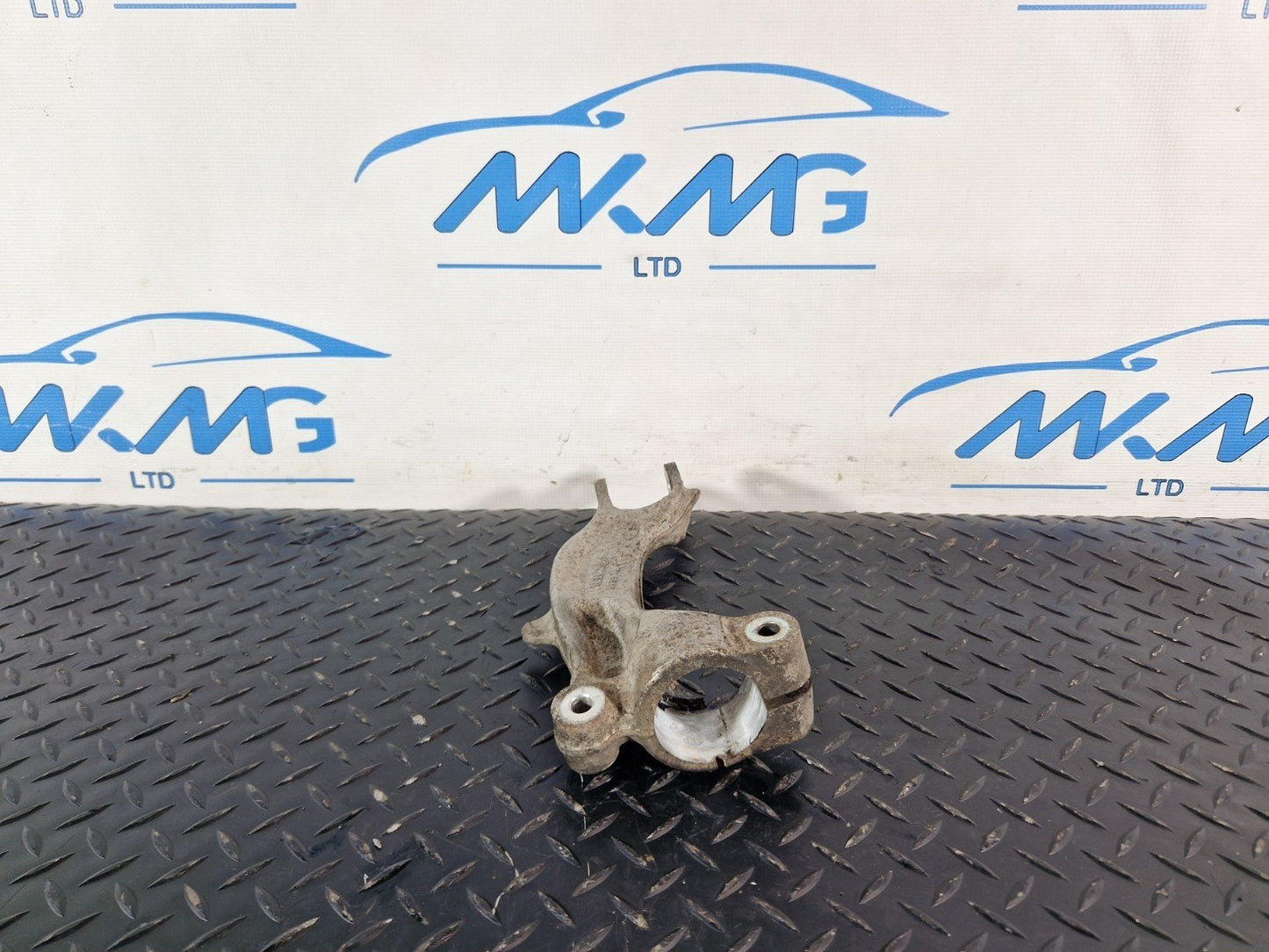 16-19 AUDI A4 B9 GENUINE FRONT LEFT SIDE SUSPENSION STRUT BRACKET 8W0413037