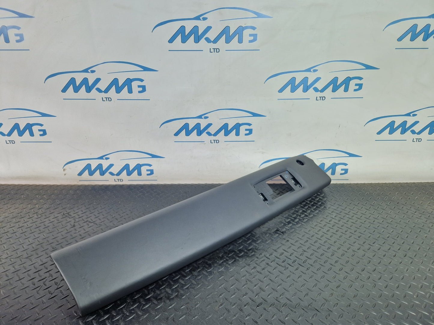 Land Rover Range Rover Evoque L551 SUV Centre Dash Panel Damaged R8D204268C