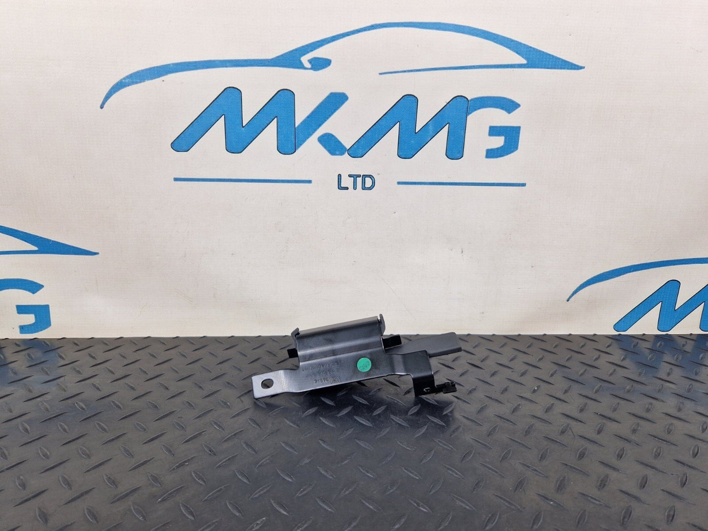 14-21 MERCEDES BENZ C220d W205 REAR RIGHT N/S LUGGAGE ROLLER BRACKET A2058605400