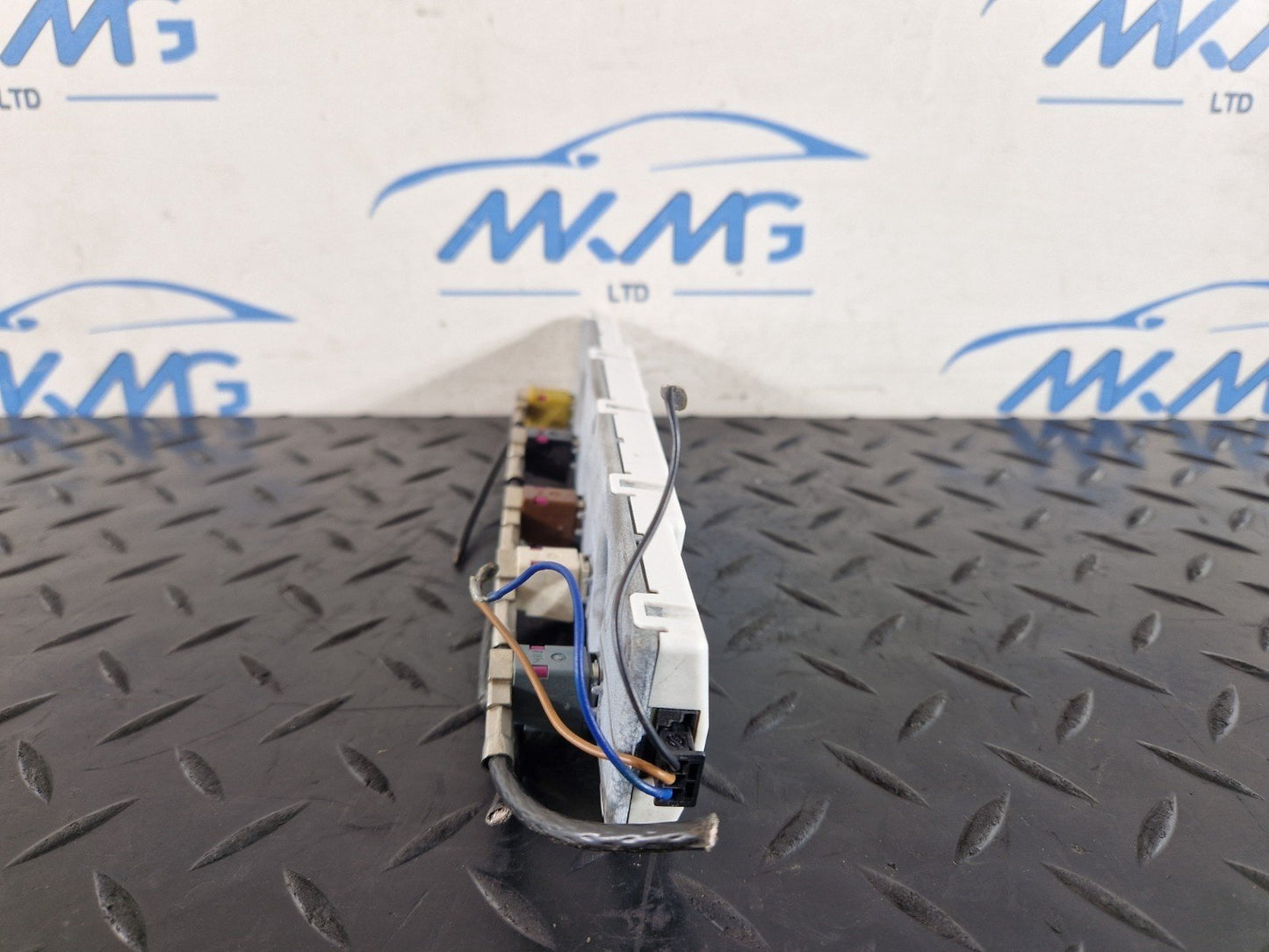 10-15 AUDI Q7 4L GENUINE REAR DRIVER SIDE ANTENNA BOOSTER 4L0035225AG